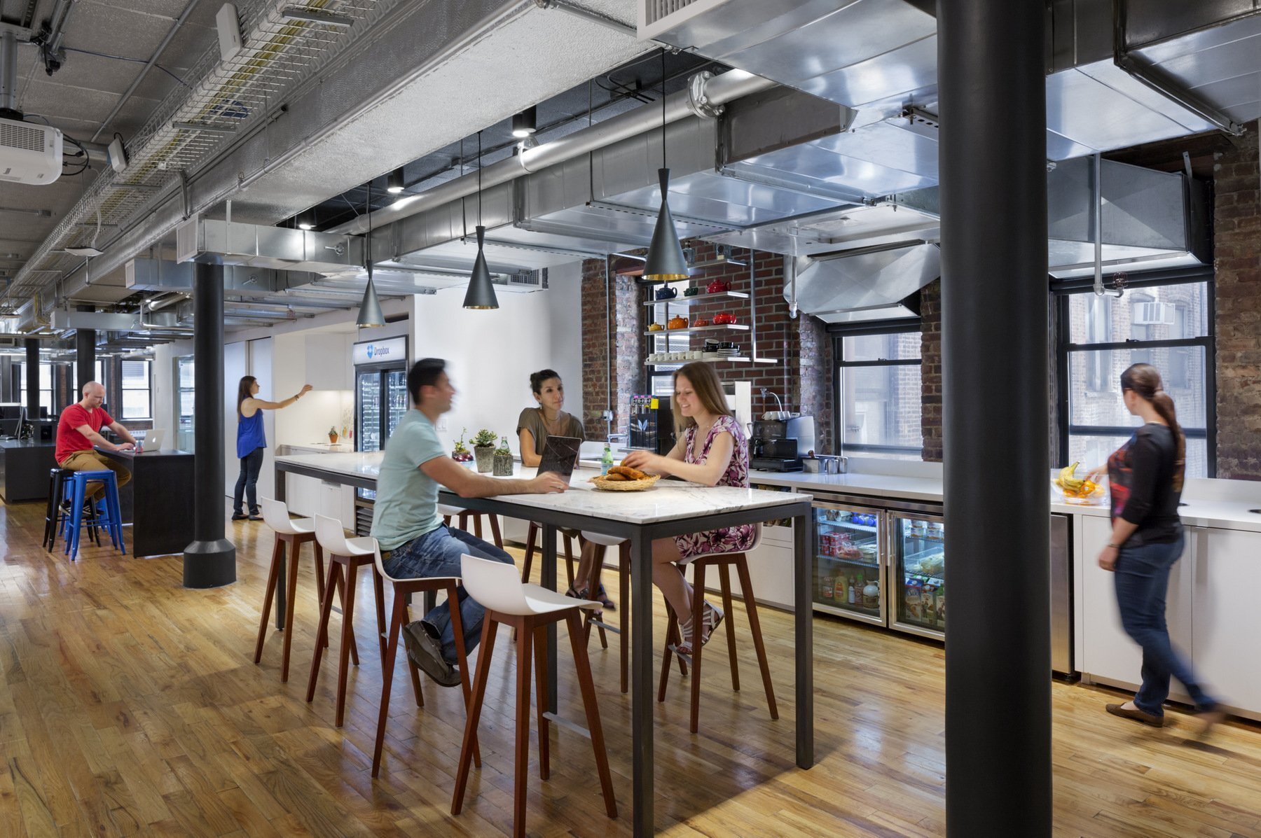 工作室辦公室設計裝修,以加強現有建筑空間的功能來創建一個真實的,曼哈頓的審美
