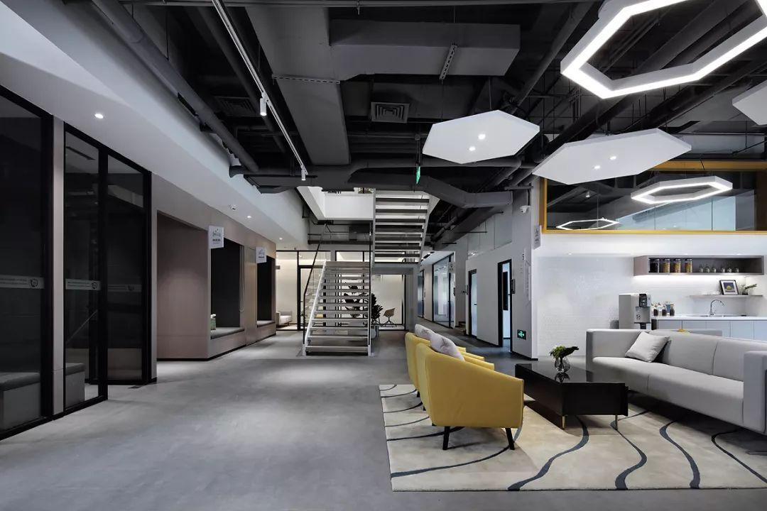 上海辦公空間設計裝修：多層次多功能的智慧辦公系統，滿足人文關懷之外的功能考量。
